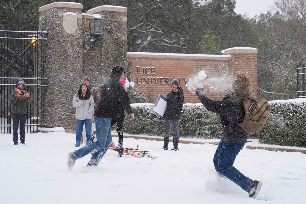 Es fundamental tener un kit de emergencia en el coche que incluya linterna, botiquín de primeros auxilios y agua potable.
