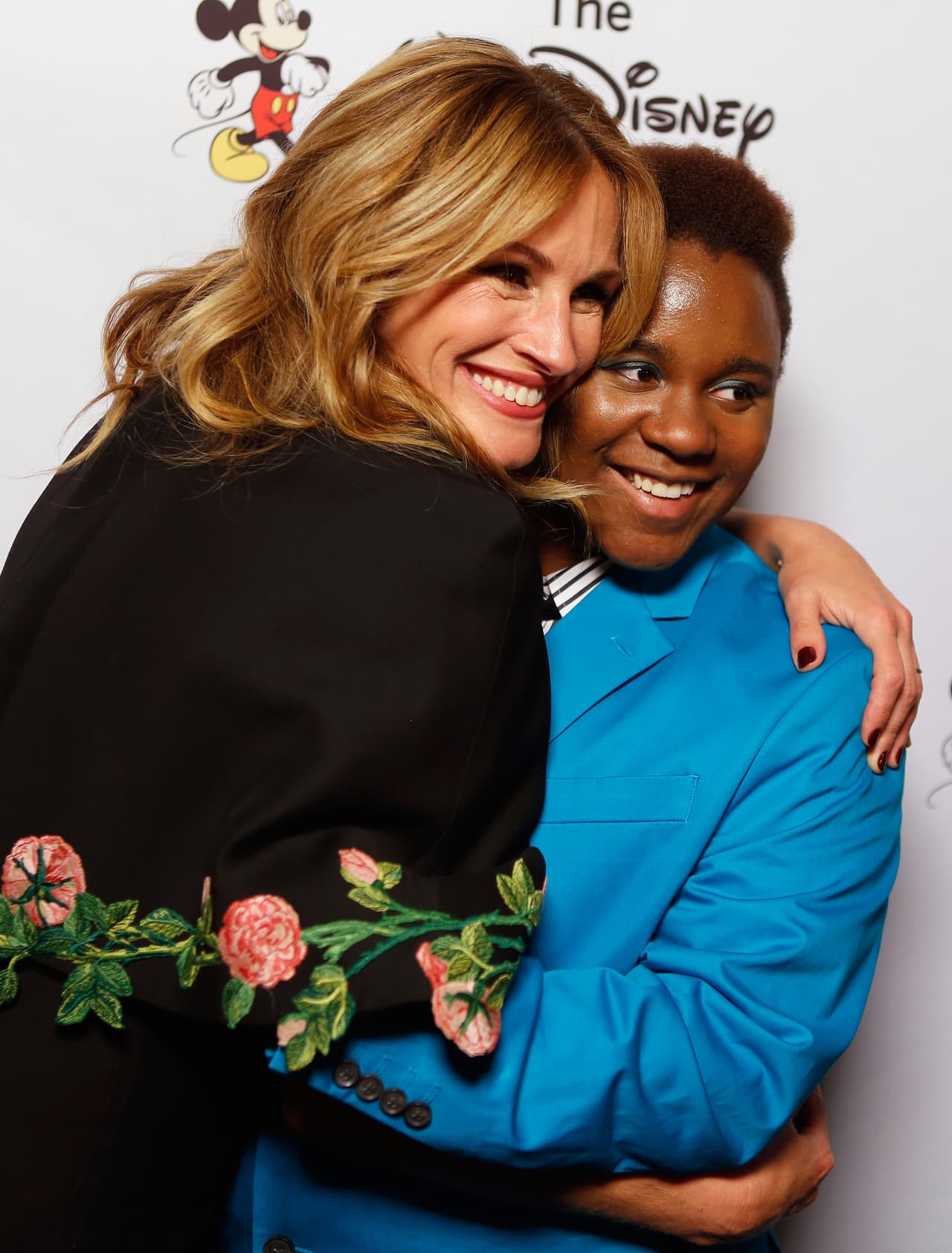 Aquí Julia abraza a Miguel Johnson