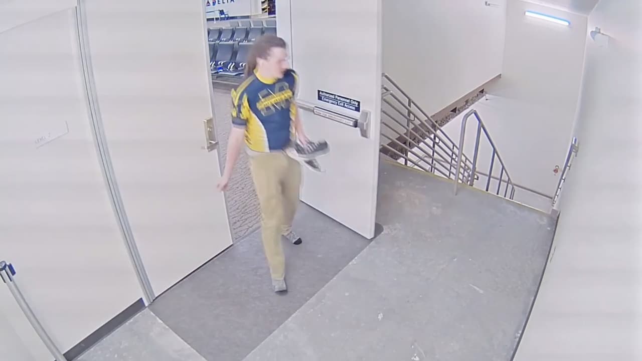 En una de las grabaciones se observa cómo el hombre finalmente logra abrir una de las puertas de emergencia y baja hasta la pista de aterrizaje, abandonando su equipaje.