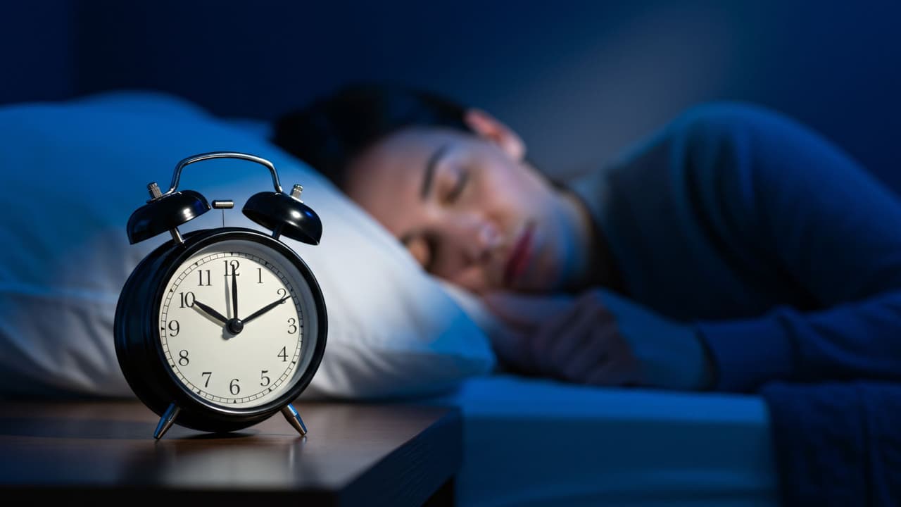 <h3 class="cms-H3-H3">Cuándo y qué cambia ⏰</h3>
<b>El domingo 2 de noviembre de 2025: </b>
<i>“Fall back”</i> A las 2:00 a. m., los relojes vuelven a 1:00 a. m.
<br>Dormimos una hora más,
<b>pero oscurece antes</b>.
<br>
<b>👉🏻 Regla:</b> el horario de verano empieza el segundo domingo de marzo y termina el primer domingo de noviembre. Ha habido
<a href="https://www.univision.com/local/dallas-kuvn/sera-el-ultimo-cambio-del-horario-de-verano-en-texas-votacion-podria-decidirlo-lo-que-debes-saber-fotos" target="_blank">propuestas para eliminar estos cambios</a>, pero por ahora, todo sigue igual.