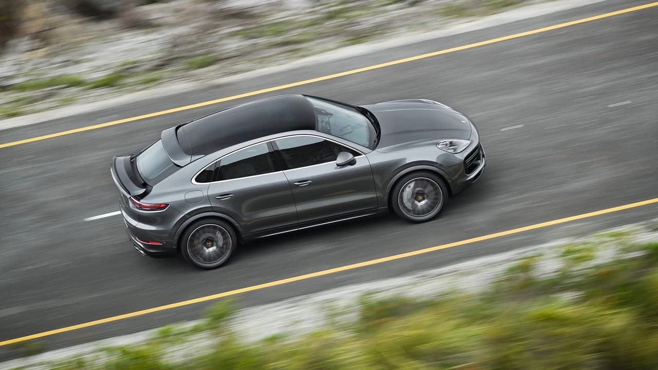 La única otra versión, por el momento, será esta 
<b>Porsche Cayenne Coupe Turbo</b>, propulsada por un 
<b>V8 dobleturbo</b> que genera 
<b>541 caballos de fuerza</b> y 567 libras-pie de torque, capaz de acelerar de 0 a 60 millas por hora en apenas 3.7 segundos.