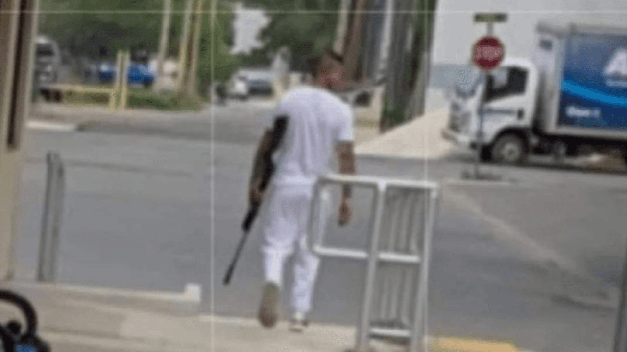 Causa pánico un hombre caminando con un aparente arma en Uvalde, Texas