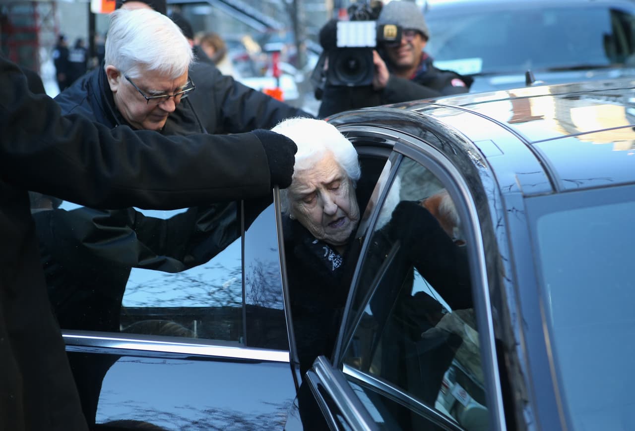 Therese fue de las primeras en arribar al lugar para dar ánimos y apoyo a su hija.