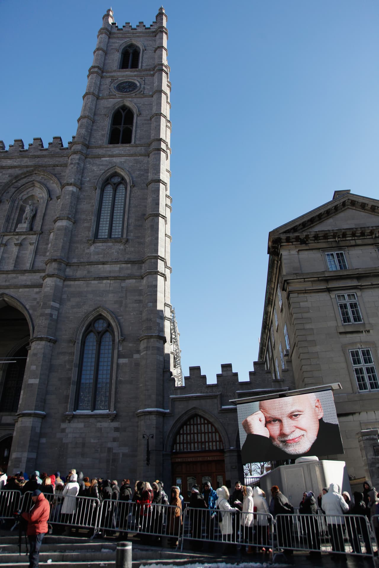 Todo el acto se realizó en completo orden y organización, ya que se aseguró que René dejó todo preparado para este momento con la idea de que Celine no tuviera que preocuparse por nada.