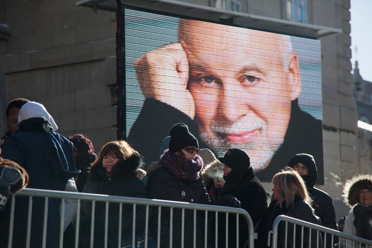 Cientos de personas se reunieron a las afueras de la Basilique Notre-Dame de Montréal para dar el último adiós desde el jueves 21 de enero. Esta fue la misma iglesia en la que se casaron hace 21 años.