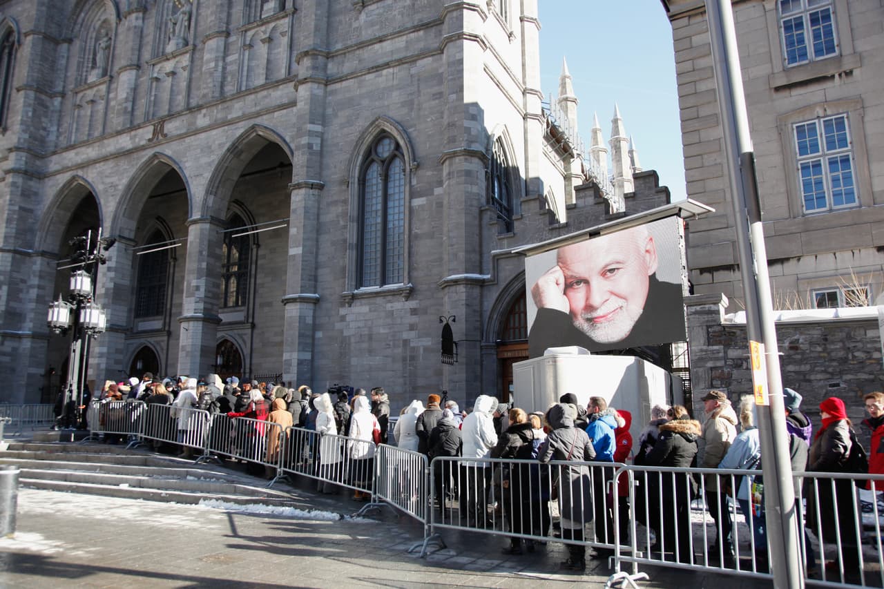 Medios como Daily Mail aseguran que la cantante se detuvo a platicar con algunos asistentes, de quienes recibió sus condolencias.