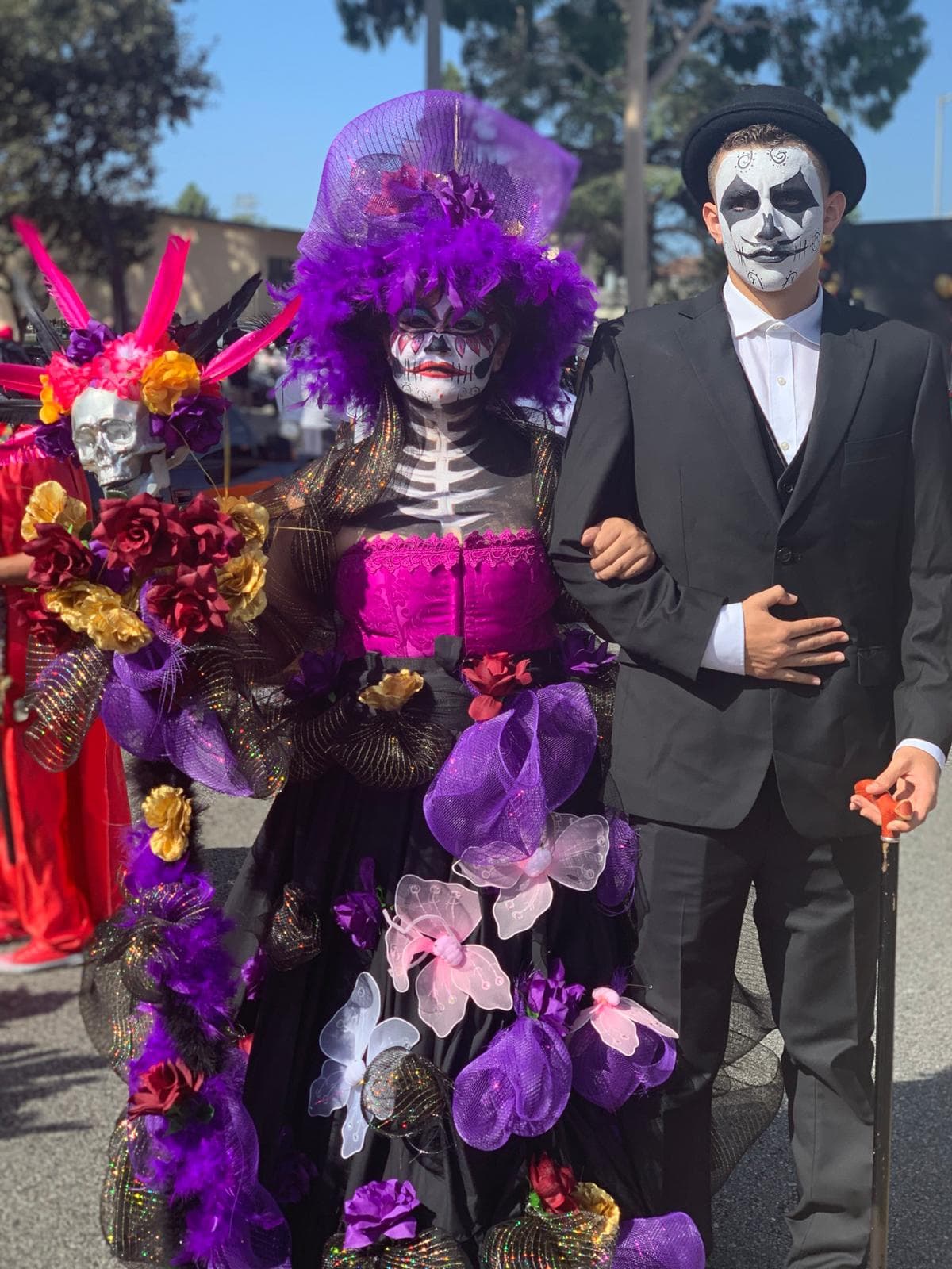 La elegante Catrina no llegó sola al desfile.