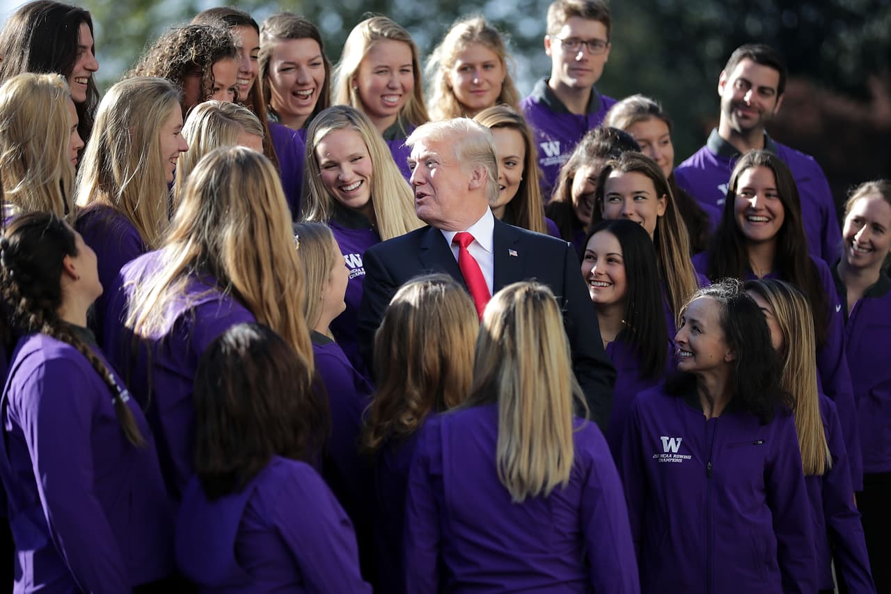<b>Bendito entre mujeres.</b> Un grupo de atletas que forman de la Universidad de Washington rodean a Donald Trump en un jardín de la Casa Blanca. El presidente las recibió para felicitarlas por sus victorias en las competencias atléticas universitarias del año en EEUU. Mostró simpatía.