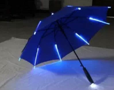 Paraguas con 'lighsaber' (amazon.com)