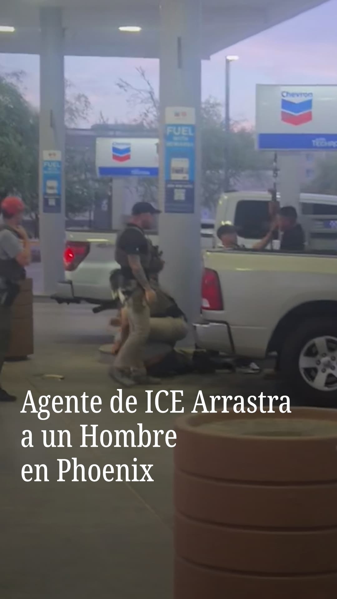 Agente de ICE arrastra a un hombre en Phoenix