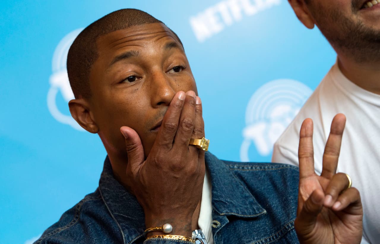 Pharrell Williams tiene el récord de una transmisión de 24 horas con gente de todo el planeta cantando y bailando su tema ‘Happy’ en Youtube.