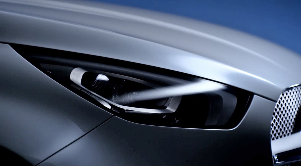 Detalle de los faros delanteros de la pickup de Mercedes-Benz.
