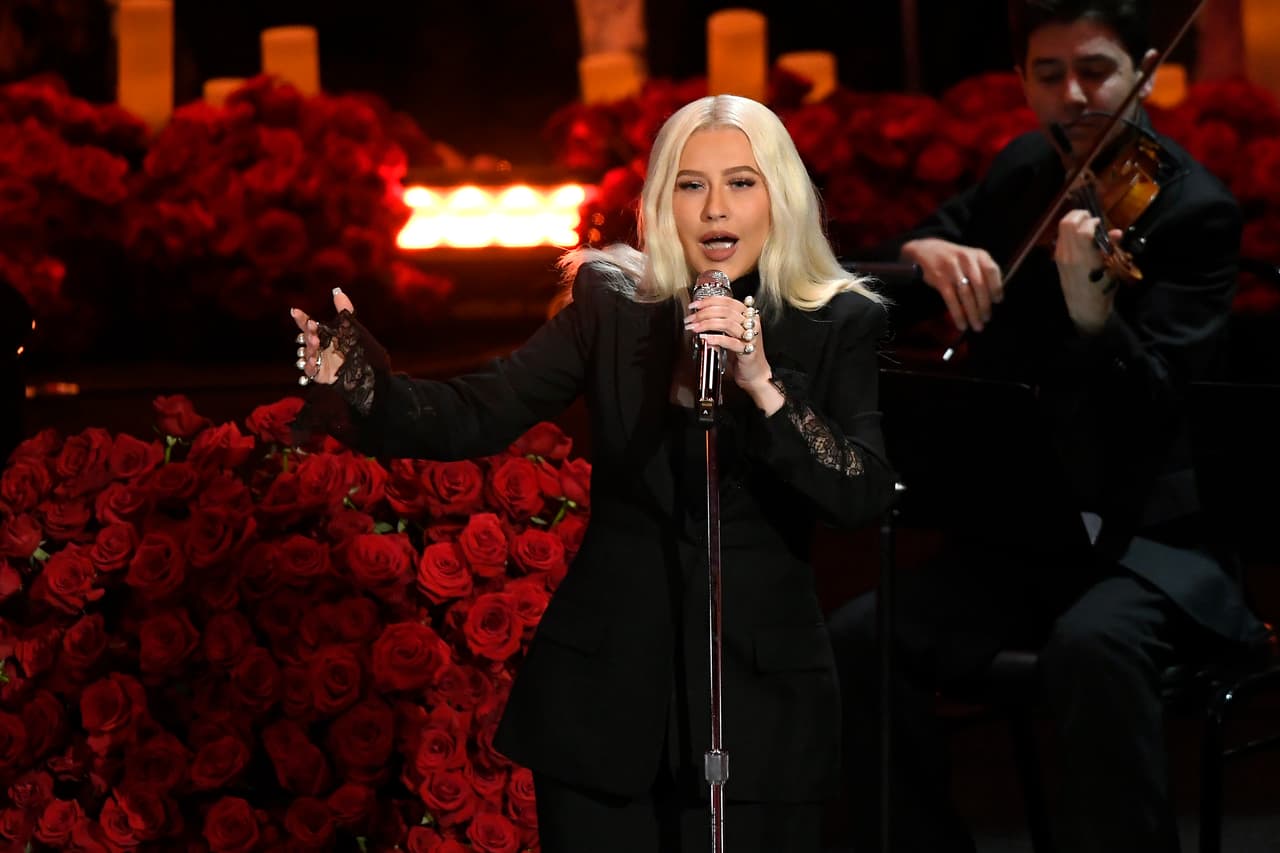 La cantante Christina Aguilera cantó el ‘ave maría´ en la ceremonia. Los asistentes recibieron un programa del evento con fotografías y un prendedor morado con las siglas KB.