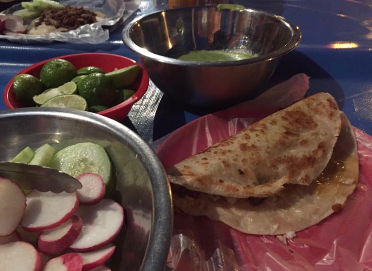 Mientras el
<a href="https://www.facebook.com/elcompaivanla/">Compa Ivan </a>visita Culiacan no puede resistirse a comer una quesadilla de carne asada.