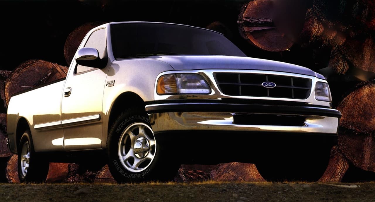 Ford dio un paso gigante hacia el aerodinamismo con la llegada de la 
<b>décima generación</b> de la Serie-F. Ford decidió separar la apariencia de la F-150 del resto de la línea la cual fue bautizada como Super Duty, la cual hizo su aparición oficial en 1999. 
<b>La F-150 fue orientada hacia el uso personal con una apariencia radicalmente moderna y nueva en el mundo de las camionetas pickup</b>. Los cambios fueron mucho más allá de la carrocería, en el interior no se preciaba ni una sola línea recta y por primera vez recibió una suspensión delantera totalmente independiente. 
<br>