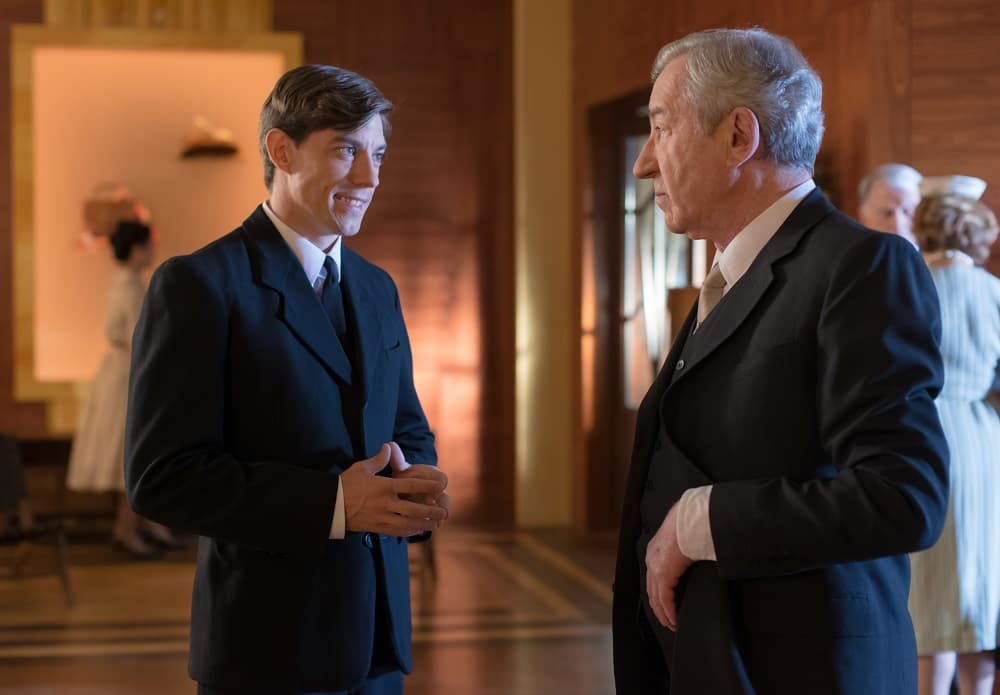 Pedro le pide un ascenso a Don Emilio.