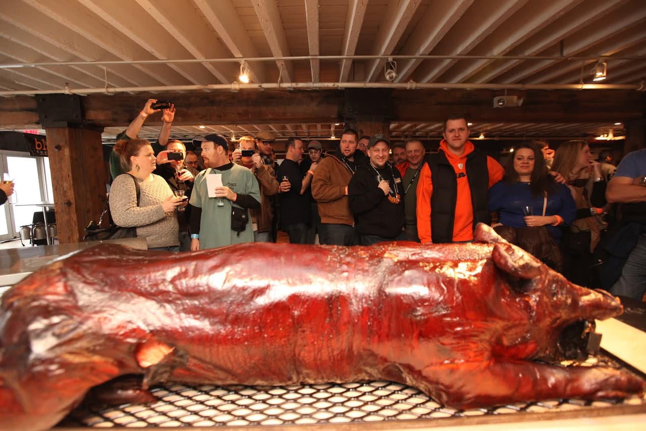 <b><a href="https://cary.beerandbourbon.com/">Beer, Bourbon & BBQ Festival (5 y 6 de agosto)</a></b>. La entrada te permite comprar un vaso de muestra de recuerdo para que pueda disfrutar de una muestra de cerveza y bourbon a su gusto, además de comer un poco de puerco desmenuzado, costillas, galletas y más, todo mientras disfrutas de música en vivo durante todo el día.