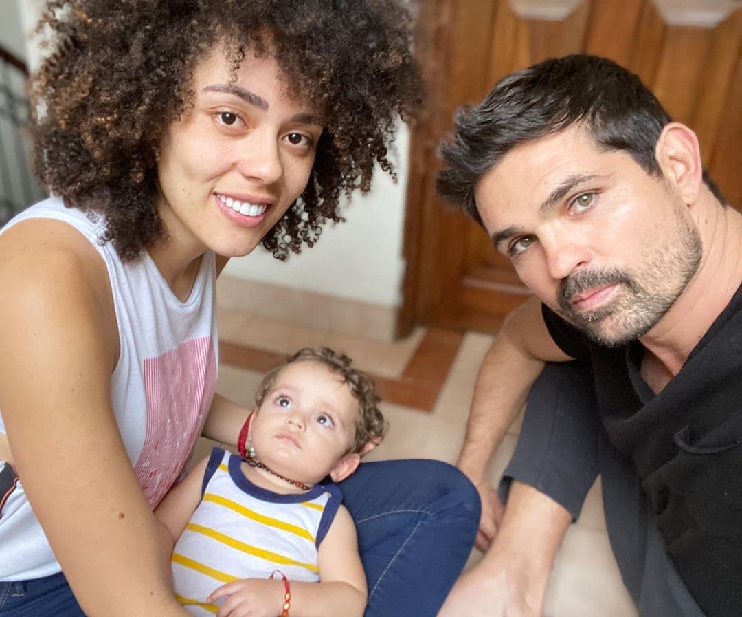 El actor originario del estado de Colima, México, goza su etapa como padre y en la cuarentena por la emergencia de salud que se vive en la actualidad se encuentra resguardado fuera de la ciudad con Brenda, Tadeo y con su hija mayor, Sofía, de 16 años.