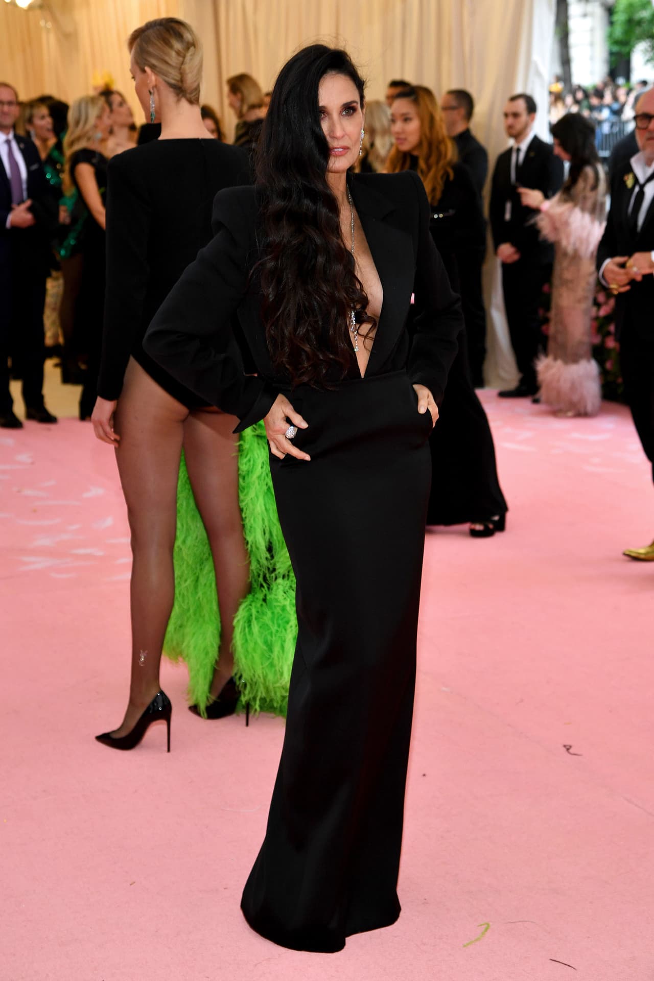 Otra de las confesiones que la protagonista de 
<b><a href="https://www.youtube.com/watch?v=Ogp5KYh9xUA" target="_blank">'Striptease'</a></b> (1996) hace en su libro son 
<b><a href="https://www.univision.com/famosos/ashton-kutcher-y-demi-moore-un-romance-fotos#eafd46c40004" target="_blank">un aborto y la traición de Ashton Kutcher</a></b>, según lo adelantó en una entrevista con
<b> <a href="https://www.nytimes.com/2019/09/12/books/demi-moore-memoir-inside-out.html" target="_blank">The New York Times</a></b>.