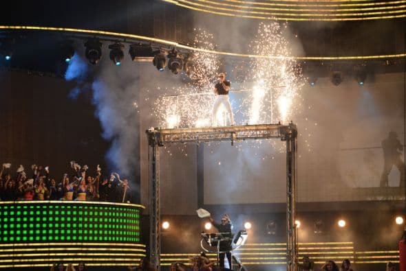 Como en esta ocasión que bajó de una plataforma llena de fuegos artificiales.