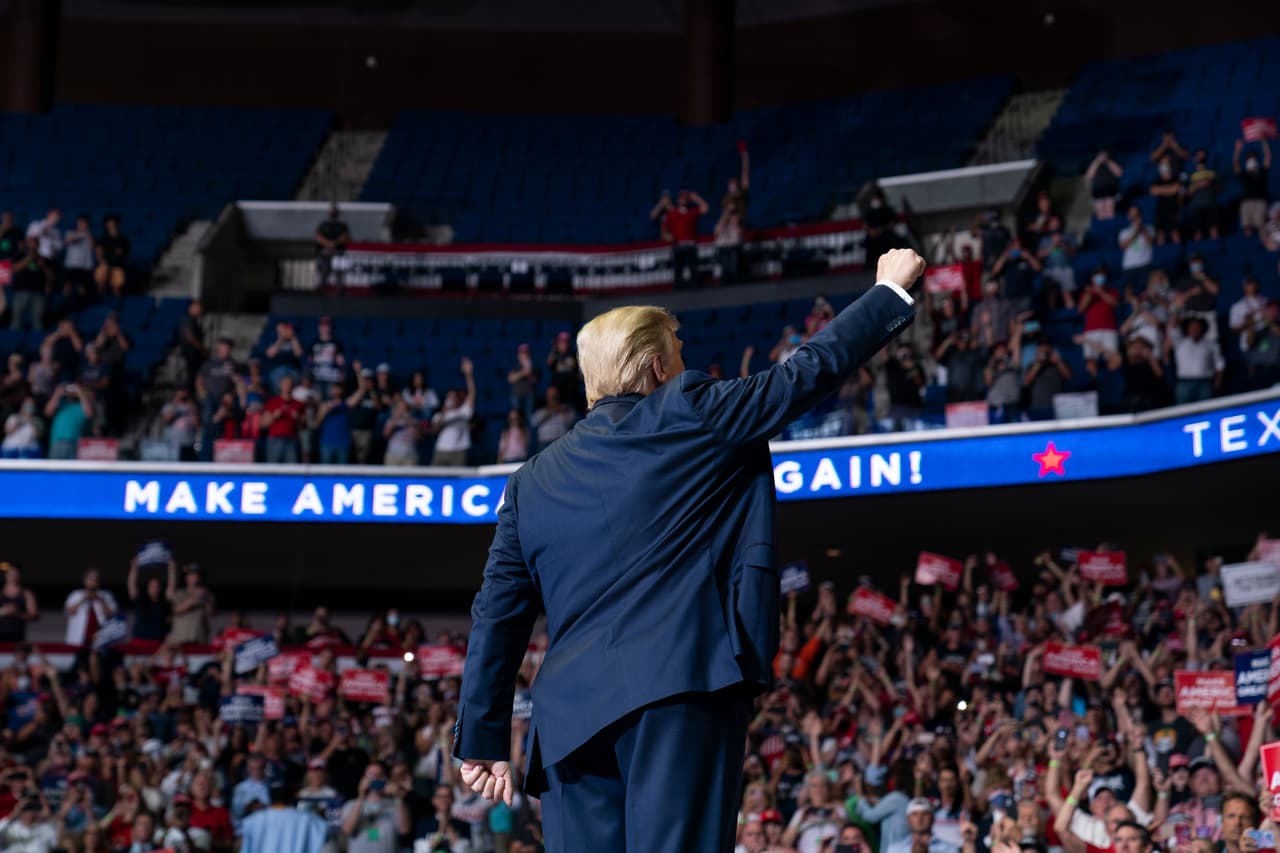 El presidente Donald Trump y su equipo de campaña tenían altas expectativas para el regreso de sus mítines una pausa de tres meses por la 
<b><a href="https://www.univision.com/noticias/contra-las-recomendaciones-de-expertos-trump-dice-que-pidio-a-su-equipo-reducir-las-pruebas-de-coronavirus">pandemia del coronavirus</a></b>.