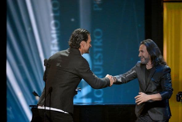 Después de terminar su discurso, nuevamente le dio la mano al 'Buki'.