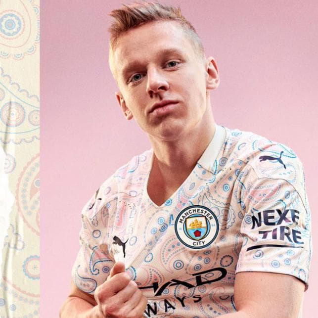 Oleks Zinchenko modeló el peculiar estampado que busca rendir tributo a la moda y la cultura inglesa.