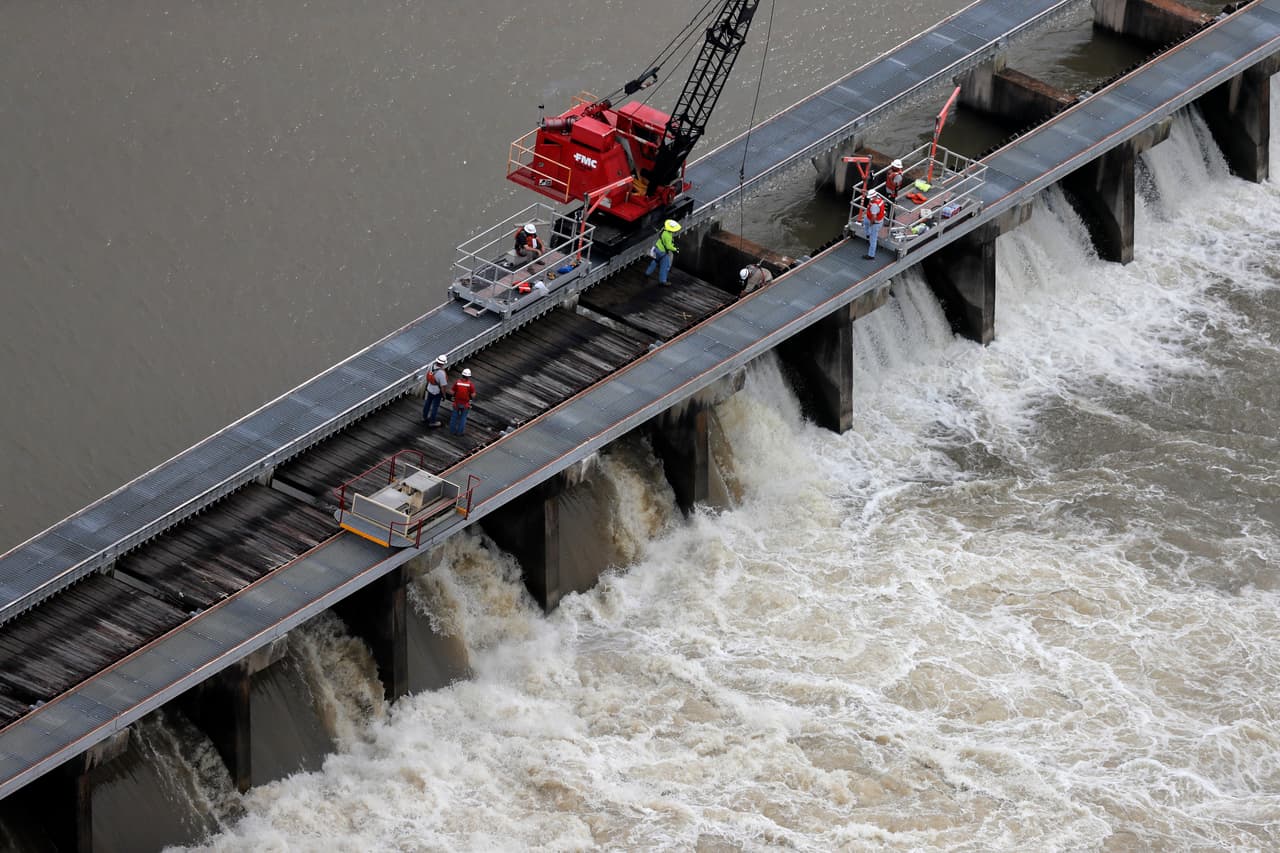 Esta catástrofe, donde cientos de personas perdieron la vida y miles tuvieron que huir de sus hogares cuando ciudades enteras quedaron bajo el agua, impulsó el programa federal de control de inundaciones y le dio al Cuerpo de Ingenieros del Ejército la tarea de controlar los ríos del país a través de la construcción de represas como la de de Bonnet Carre, cerca de Nueva Orleans (en la fotografía), cuyo aliviadero fue abierto antes de lo previsto el 10 de mayo de 2019.