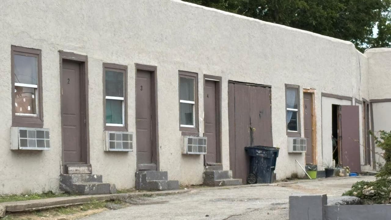 <h3 class="cms-H3-H3">En resumen </h3>
<br>
<b>Un hombre fue asesinado </b>el 3 de agosto en Fort Worth tras regresar con comida para su novia. 
<br>
<b>Le dispararon a través de la puerta de su habitación</b> en el motel Buena Vista, en la cuadra 2900 de North Main St. 
<br>
<b>El sospechoso está detenido </b>y acusado de asesinato.