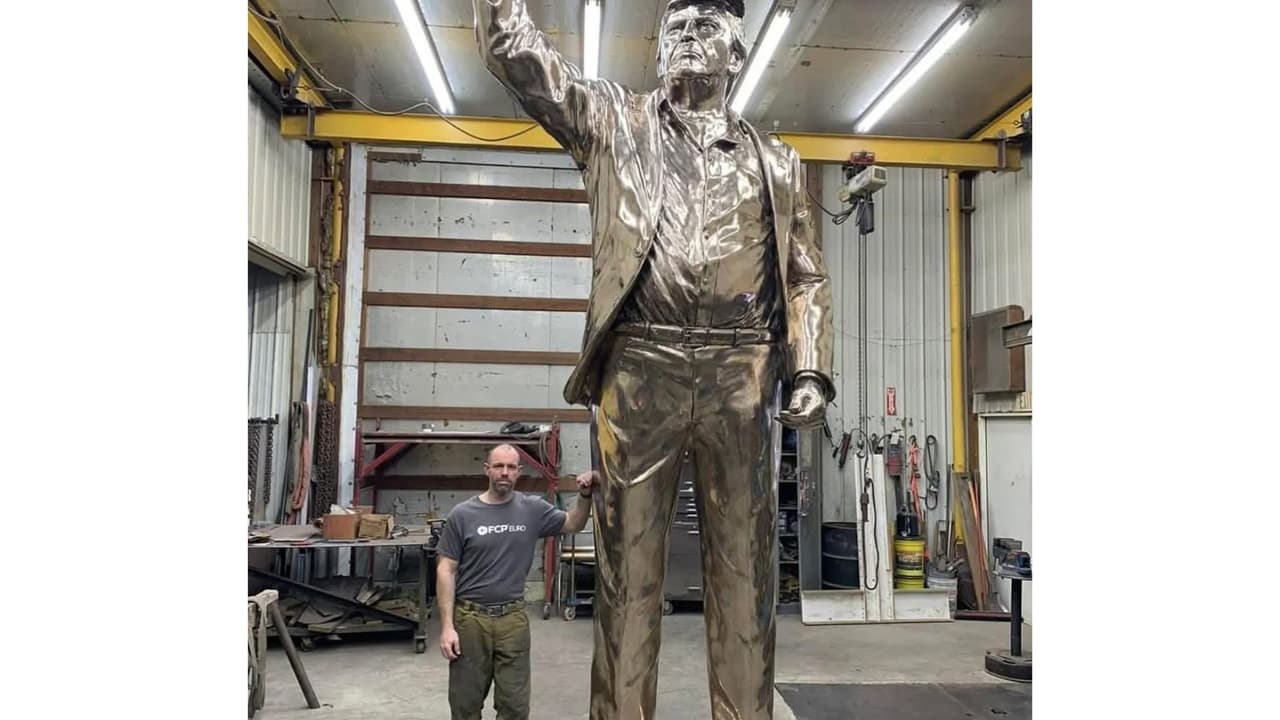 La estatua de la discordia: la escultura de bronce de 15 pies de Donald Trump que pasó meses oculta por falta de pago