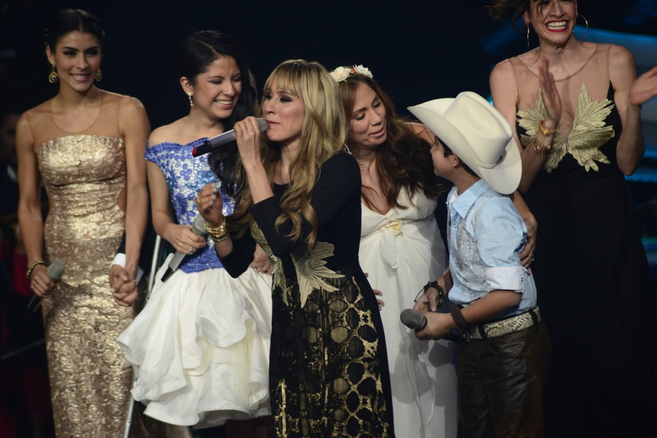 Cuando no están frente a la cámara, los famosos hacen de todo, lo malo es que no se dan cuenta que nuestra cámara indiscreta anda alerta y los está viendo. Así fue como captamos a jueces y capitanes en el detrás de cámaras.