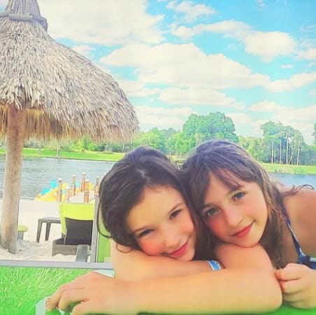 Adelantó que algunas de las canciones de sus hijas formarán parte del proyecto televisivo. 
<br>