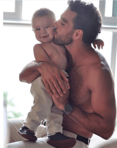 Tan solo unos meses después de hacer oficial su noviazgo, la pareja sorprendió a todos con la noticia de que estaban a la espera de su primer hijo.