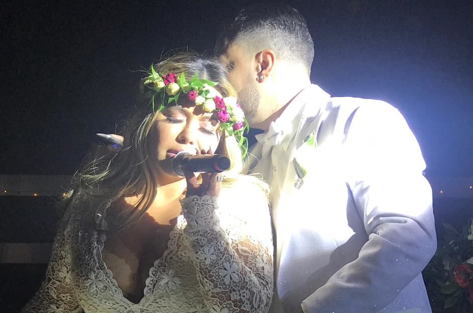 Chiquis empezó el año 2018 con una 
<b><a href="https://www.univision.com/entretenimiento/asi-lorenzo-mendez-le-pidio-matrimonio-a-chiquis-rivera-oh-lord-luego-supimos-que-se-acosto-con-su-ex">inesperada petición de mano</a></b>, pero también borrando fotos y videos de su Instagram. El compromiso duró un mes y una semana, pues se separaron. En marzo, la pareja decidió darse una segunda oportunidad. En mayo siguiente rompieron. Las idas y venidas terminaron en una boda que ocurrió el 29 de junio de 2019 en Los Ángeles.