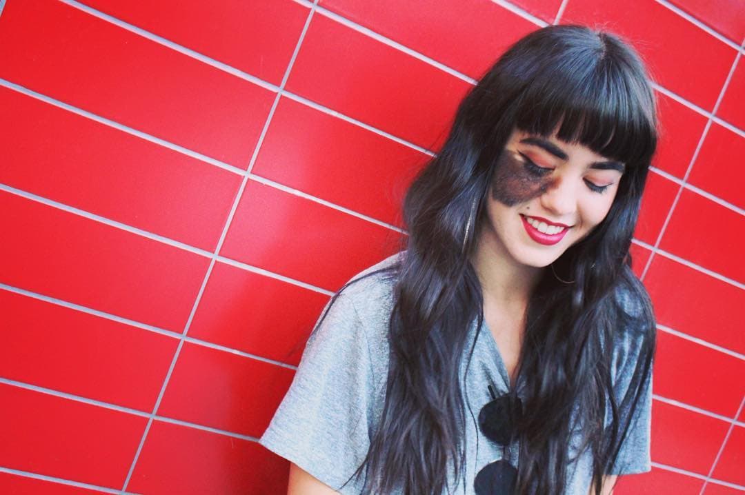 <a href="https://www.instagram.com/cassandranaud/?hl=es">Cassandra Naud </a>nació con una mancha en el rostro. Cuando creció pensó en hacerse una cirugía para removerla pero los médicos le advirtieron que le quedaría una cicatriz, de modo que decidió quedarse como estaba. Hoy es presentadora de televisión y bailarina, y desde sus trincheras defiende las diferencias y destaca la importancia de quererse a uno mismo.