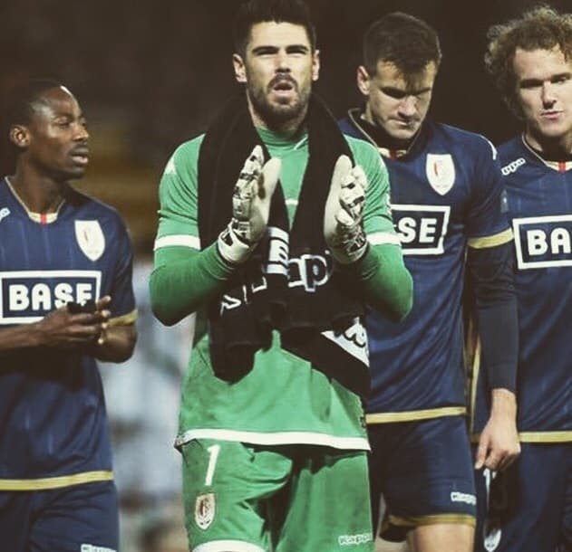 Víctor Valdés paga 100 euros cada vez que intercambia playeras con los rivales