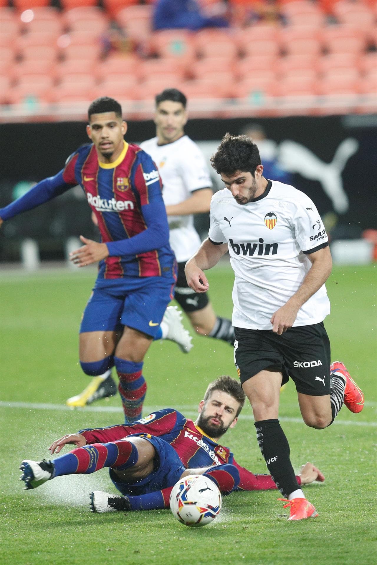 Barcelona derrota al Valencia 3-2 durante la Jornada 34 de LaLiga. Gabriel Bautista abrió el marcador para los locales, pero Lionel Messi con doblete, seguido de Antoine Griezmann, pusieron arriba a los culés, sin embargo ya al filo del partido, Carlos Soler anotó el segundo tanto para los 'ches'.