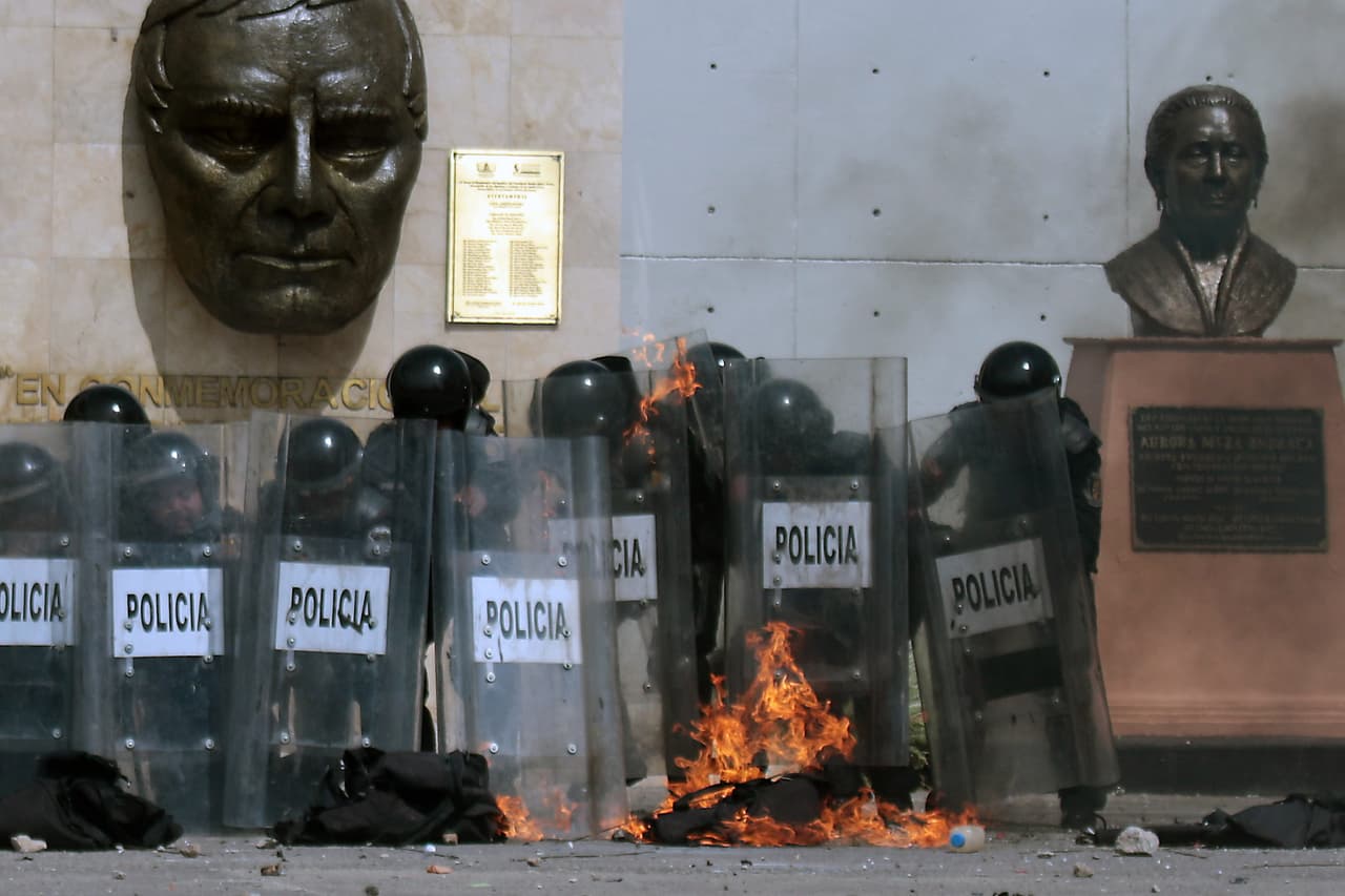 Padres de los 43 reciben con protestas al nuevo gobernador de Guerrero