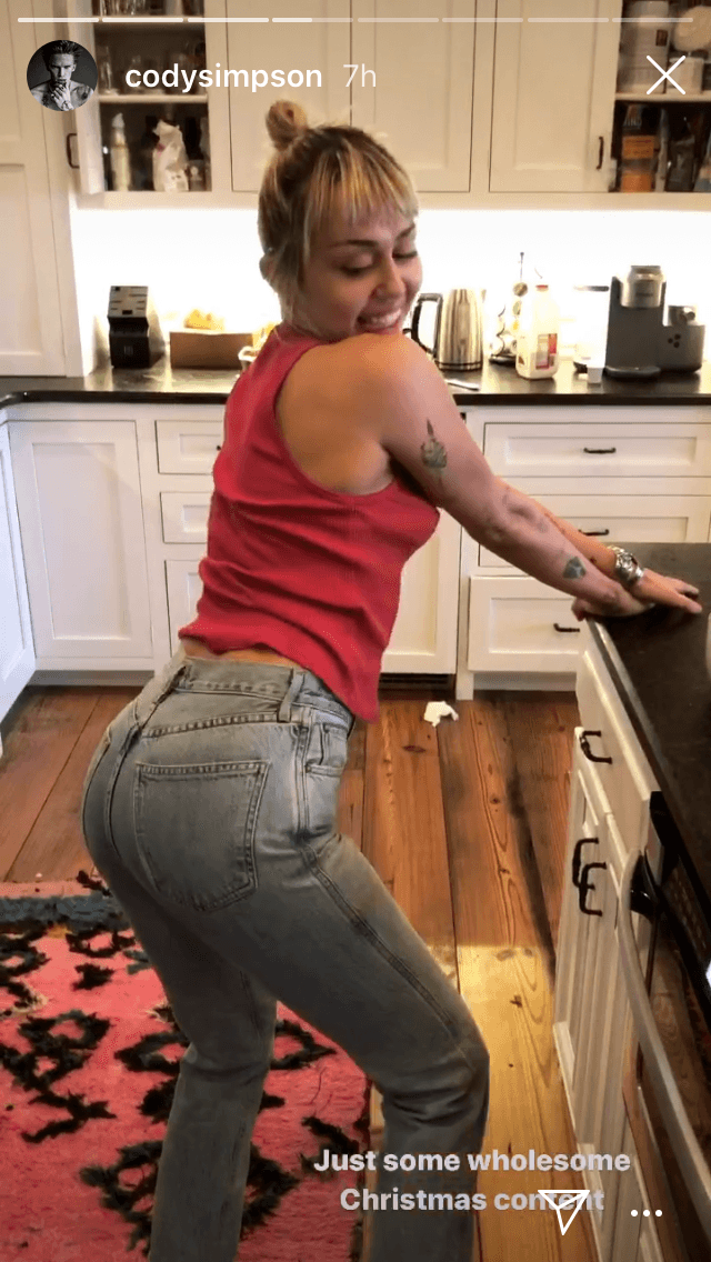 En otras imágenes se les ve haciendo movimientos de baile de 'twerking' mientras están en la cocina y en la sala. 
<br>