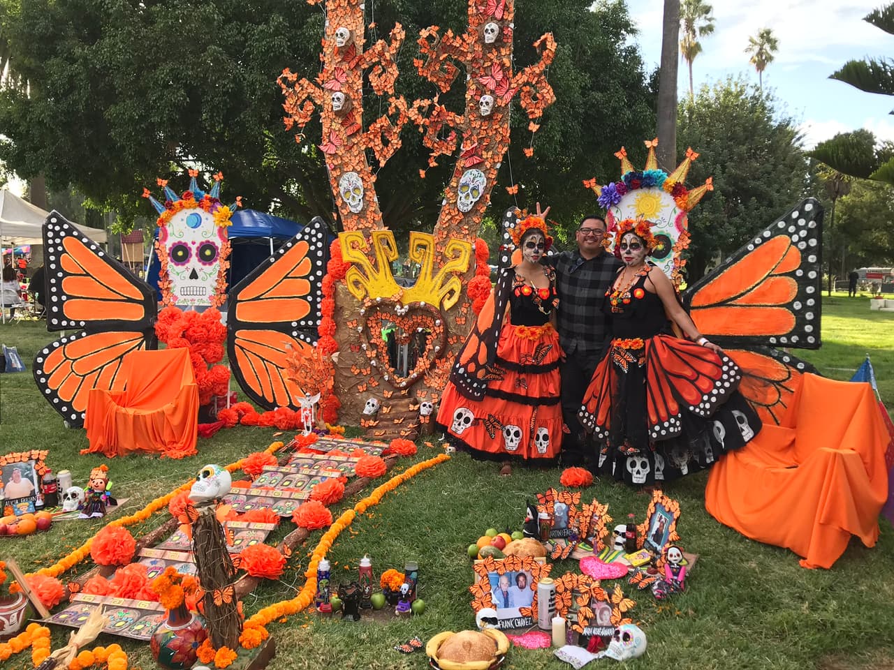 Más de 500,000 personas ofrendando y celebrando el amor por sus antepasados se reunieron este año en el popular Festival del 
<a href="https://www.univision.com/local/los-angeles-kmex/con-disfraces-y-coloridos-altares-mexicanos-en-los-angeles-celebran-el-dia-de-los-muertos-video">Día de Los Muertos</a> en el cementerio de Hollywood.