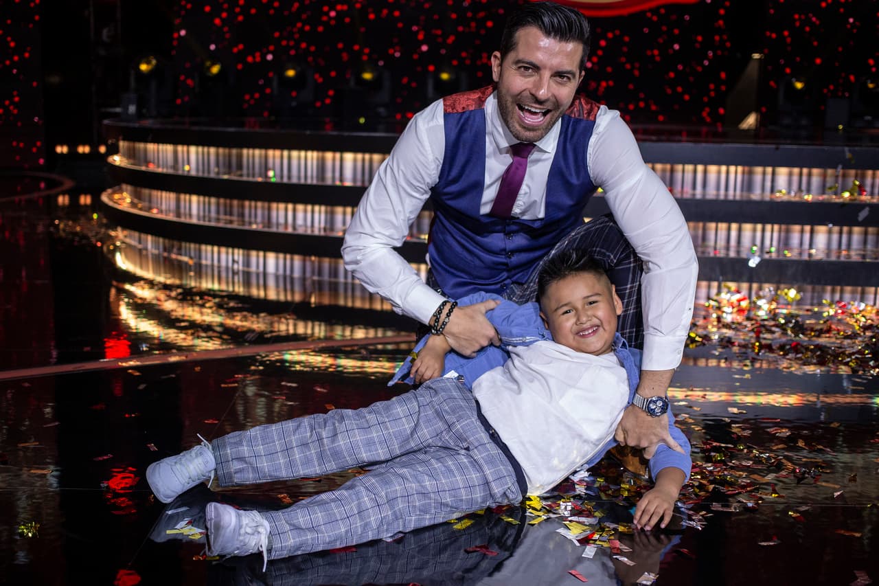 Giovani y Antonio, los conductores tras bambalinas de Pequeños Gigantes, también se divirtieron durante los cortes comerciales.