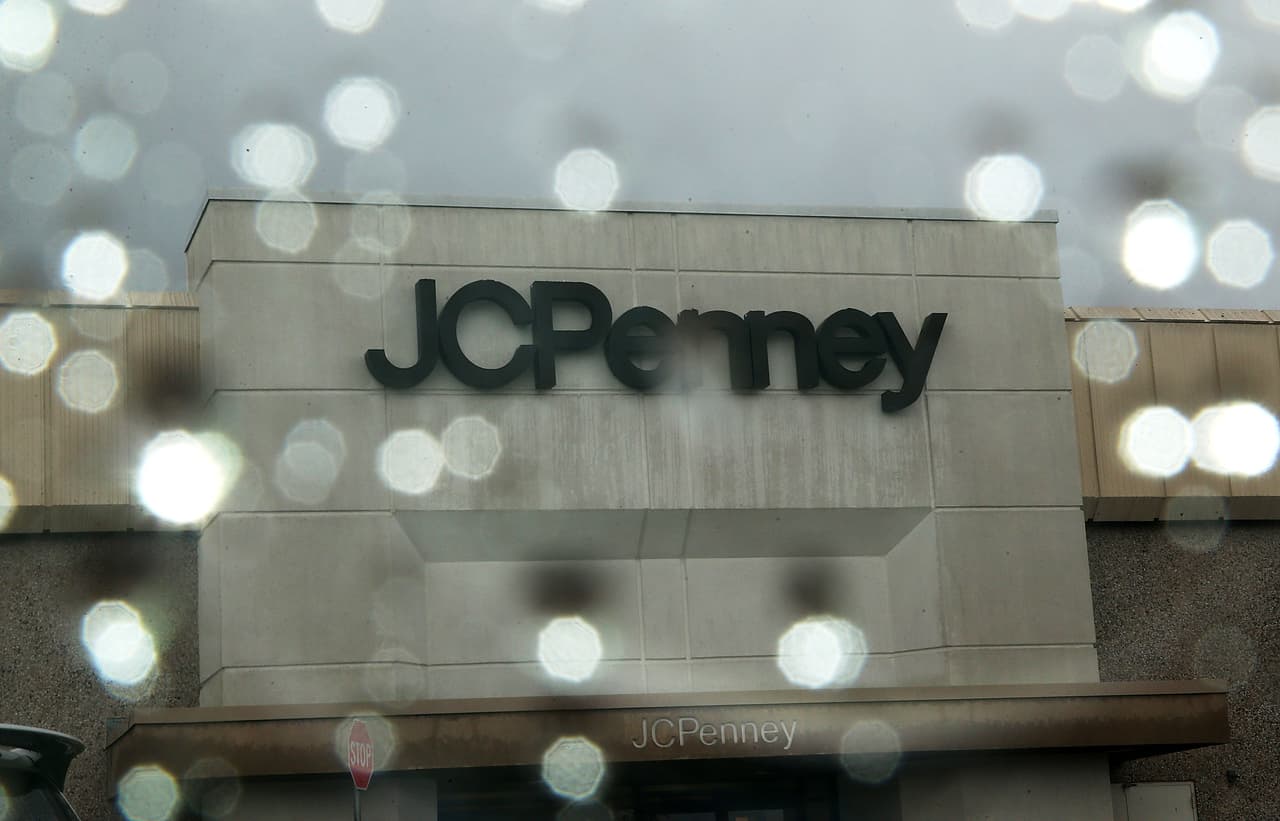 La atribulada minorista JC Penney ha sido una de las empresas más golpeadas por la crisis que desató la pandemia del coronavirus y 
<b>una de las más grandes en solicitar la protección por quiebra.</b> En noviembre pasado, un tribunal federal de quiebras aprobó su compra por parte de Brookfield Asset Management Inc. y Simon Property Group.