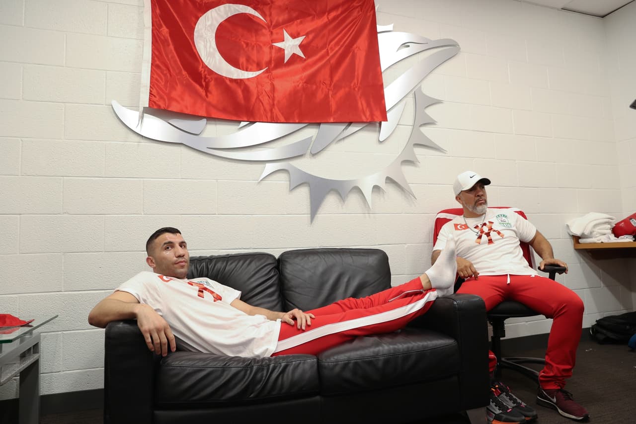 ¡Así se viven los instantes previos al pleito Canelo vs Yildirim! | Ambos combatientes ya se alistan en las instalaciones del Hard Rock Stadium.