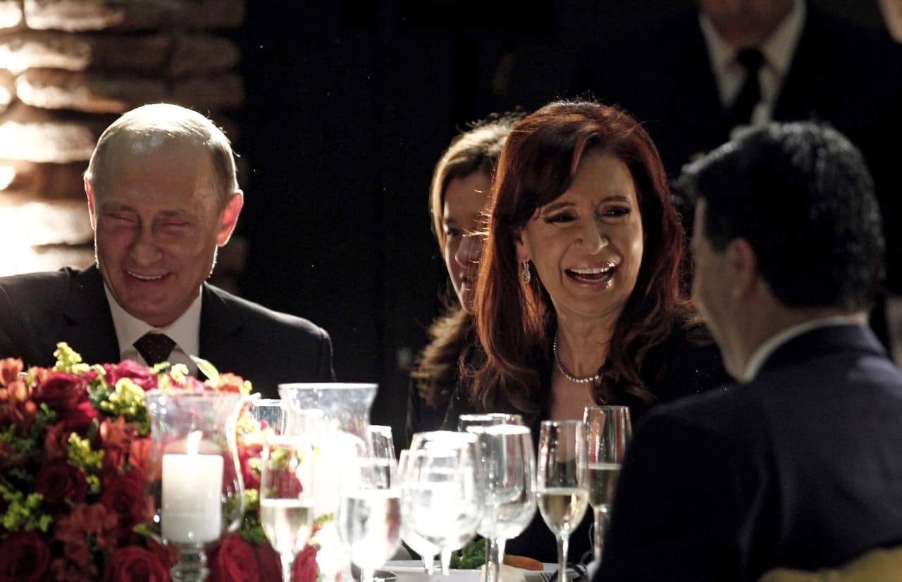 En el marco de esa gira, Putin hizo una parada en Buenos Aires para visitar a la presidenta Cristina Fernández, antes de asistir a la final de la copa mundial de fútbol que celebraría en Río de Janeiro. (Foto: Emiliano Lasalvia / AFP / Getty Images).