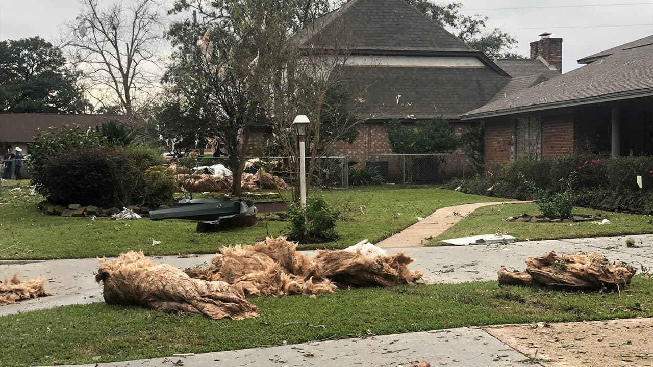 La
<a href="https://www.univision.com/local/houston-kxln/estamos-listos-para-ayudar-la-cruz-roja-brinda-asistencia-a-afectados-por-paso-de-tornado-en-humble-texas-video">Cruz Roja</a> avisó a los afectados que están listos para ofrecerles ayuda si así lo requieren.