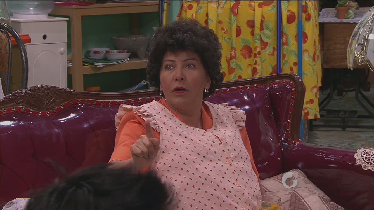 Debajo de la batita de ama de casa que utiliza se esconde una mamá leona.