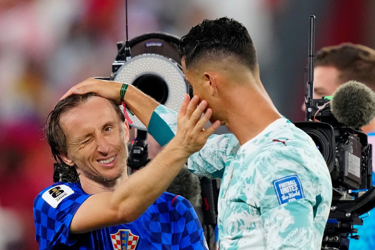 Luka Modric, de Croacia, y Cristiano Ronaldo, de Portugal, se despiden al finalizar el encuentro de dieciseisavos.