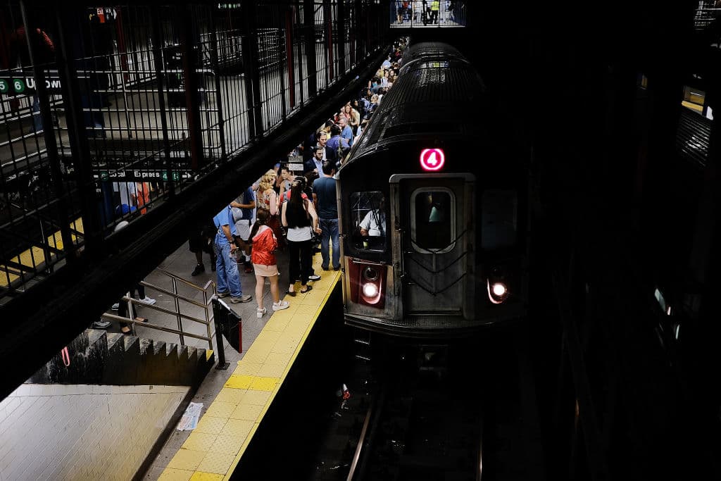 <b>La Autoridad Metropolitana de Transporte</b> (MTA por su sigla en inglés), que administra el
<b>subway de Nueva York</b> y el
<b>Long Island Rail Road</b> (LIRR), detalló en su plan de contingencia que añadirá entre 2 y 4 vagones en algunas de sus rutas del LIRR durante la semana entre el 10 de julio y el 1 de septiembre. Puedes consultar
<b><a href="http://www.lirrsummerschedule.com/files/Summer-Service-Added-Cars.pdf">aquí</a></b> qué rutas contarán con más vagones.