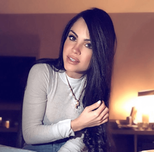 En el mundo artístico es conocida como 
<b>Natti Natasha</b> pero su nombre real es Natalia Alexandra Gutiérrez Batista.