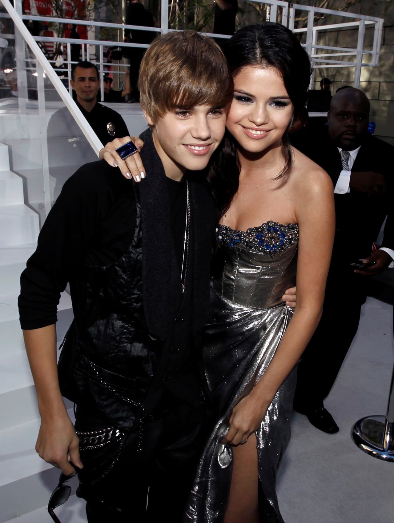 La primera vez que vimos a Justin Bieber y a Selena Gómez juntos, aunque como amigos, fue en los premios MTV Video Music del 2010. Para entonces, él tenía 16 años de edad y ella, 18.